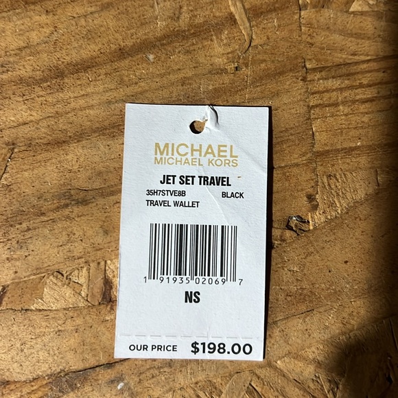 Michael Kors Jet Set Travel Wallet - Picture 2 of 4